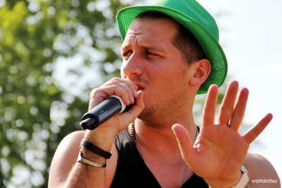 A mikrofon marad, de ezúttal műsorvezető lesz