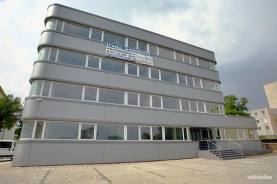 Az impozáns épület várja a vállalkozókat