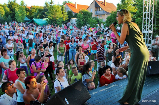 A színpadon Danics Dóra. <br>A galéria megtekintéséhez kattintson a képre