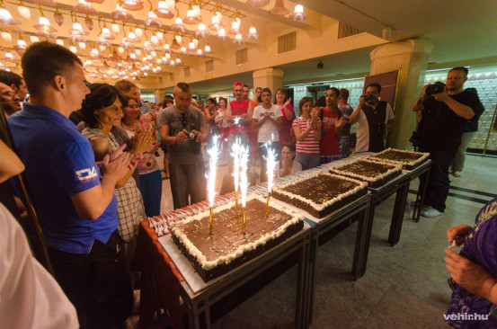 A megnyitó egyik ünnepélyes pillanata, jubileumi torta