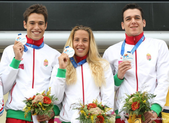 Orosz Ádám, Kiss Nikoletta és Kiss Attila (b-j), a balatonfüredi junior nyíltvízi úszó-világbajnokság junior csapatversenyének aranyérmesei a dobogón, az ünnepélyes eredményhirdetésen 2014. szeptember 7-én. MTI Fotó: Kovács Anikó 