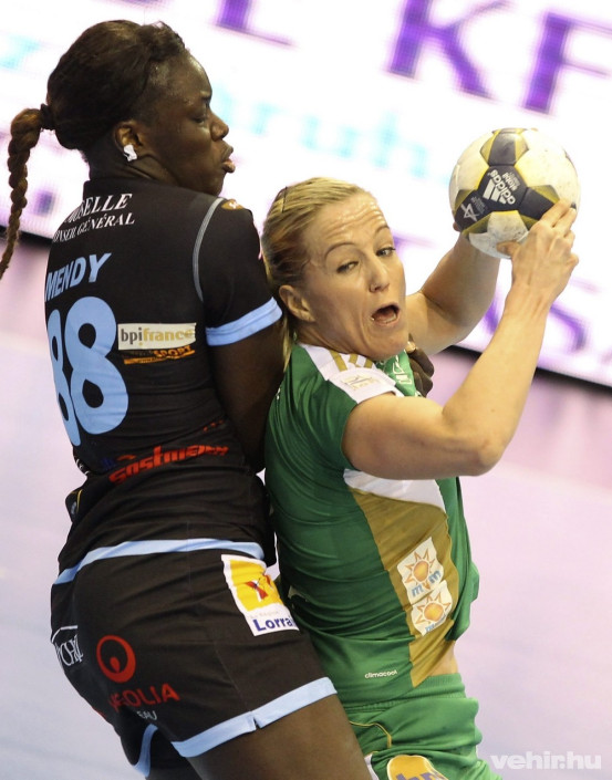 A győri Heidi Löke (j) és a francia csapatban játszó Claudine Mendy a női kézilabda Bajnokok Ligája 2. csoportjának 3. fordulójában játszott Győri Audi ETO KC - Metz mérkőzésen a győri Audi Arénában 2015. február 14-én. MTI Fotó: Kovács Anikó 