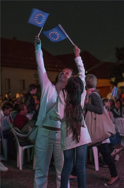 Ünneplők Zágrábban (mti-fotó)