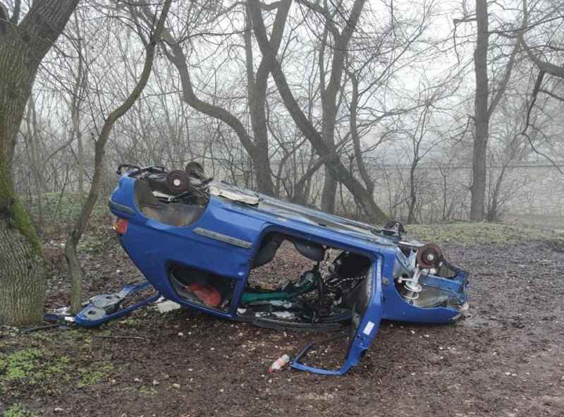 A Jutas vitéz kilátó alatti Peugeot, amely azóta 360 fokos fordulatot is tett (fotó: Ezt láttam Veszprémben Facebook-csoport)