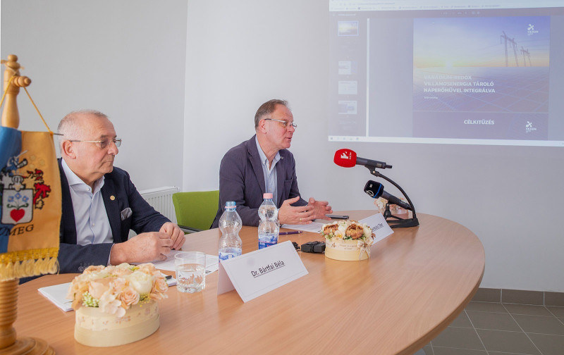 Bártfai Béla, a beruházást megvalósító HEXUM csoport tulajdonosa és Navracsics Tibor kormánybiztos a 2022. március 22-én tartott sajtótájékoztatón Sümegen.