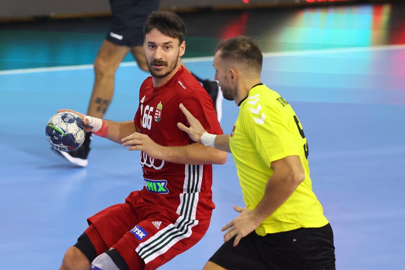 Lékai Máté és a litván Tadas Stankevicius a férfi kézilabda Európa-bajnoki selejtezőn, a 6. csoport első fordulójában játszott Magyarország - Litvánia mérkőzésen az Érd Arénában 2022. október 12-én. MTI/Kovács Anikó