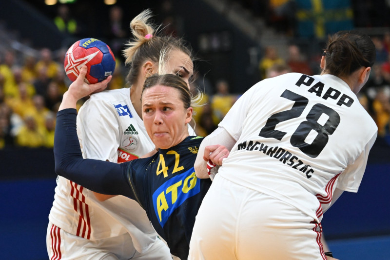 Pásztor Noémi (b) és Papp Nikoletta, valamint a svéd Jenny Carlson az olimpiai kvalifikációs női kézilabda-világbajnokság középdöntőjének második fordulójában játszott Magyarország - Svédország mérkőzésen a svédországi Göteborgban 2023. december 9-én. MTI/Illyés Tibor