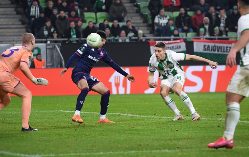 Kristoffer Zachariassen (j), a Ferencváros gólszerzője a labdarúgó Konferencia-liga csoportkörének hatodik, utolsó fordulójában játszott Ferencvárosi TC - Fiorentina mérkőzésen a Groupama Arénában 2023. december 14-én. MTI/Vasvári Tamás