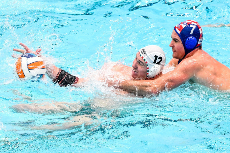 Hárai Balázs (b) és a horvát Ante Vukicevic a férfi vízilabda Európa-bajnokság elődöntőjében  játszott Magyarország - Horvátország mérkőzésen a zágrábi Mladost uszodában 2024. január 14-én. MTI/Illyés Tibor