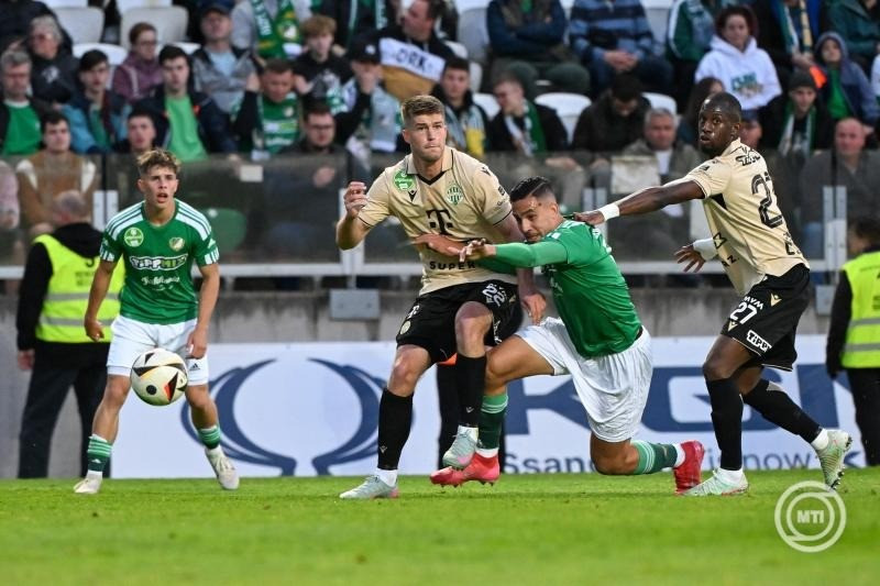 Ahmed Nadhir Benbouali (j2), a Győr, valamint Szalai Gábor (j3) és Ibrahim Cissé (j), a Ferencváros játékosai a labdarúgó OTP Bank Liga utolsó, 33. fordulójában játszott ETO FC Győr - Ferencvárosi TC mérkőzésen a győri ETO Stadionban 2025. május 24-én. MTI/Illyés Tibor