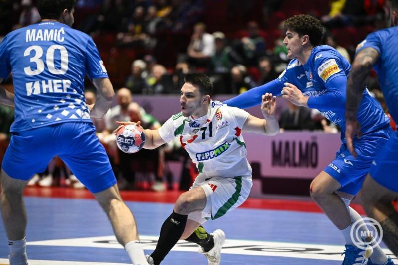 Malmö, 2026. január 28. Hanusz Egon (k), valamint a horvát Marko Mamic (b) és Luka Lovre Klarica a dán-norvég-svéd közös rendezésű férfi kézilabda-Európa-bajnokság középdöntőjének 4. fordulójában, a II. csoportban játszott Horvátország - Magyarország mérkőzésen a svédországi Malmö Arénában 2026. január 28-án. MTI/Hegedüs Róbert