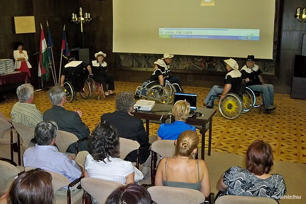 A közönséget az ünnepségen egy kerekesszékes tánccsoport is szórakoztatta