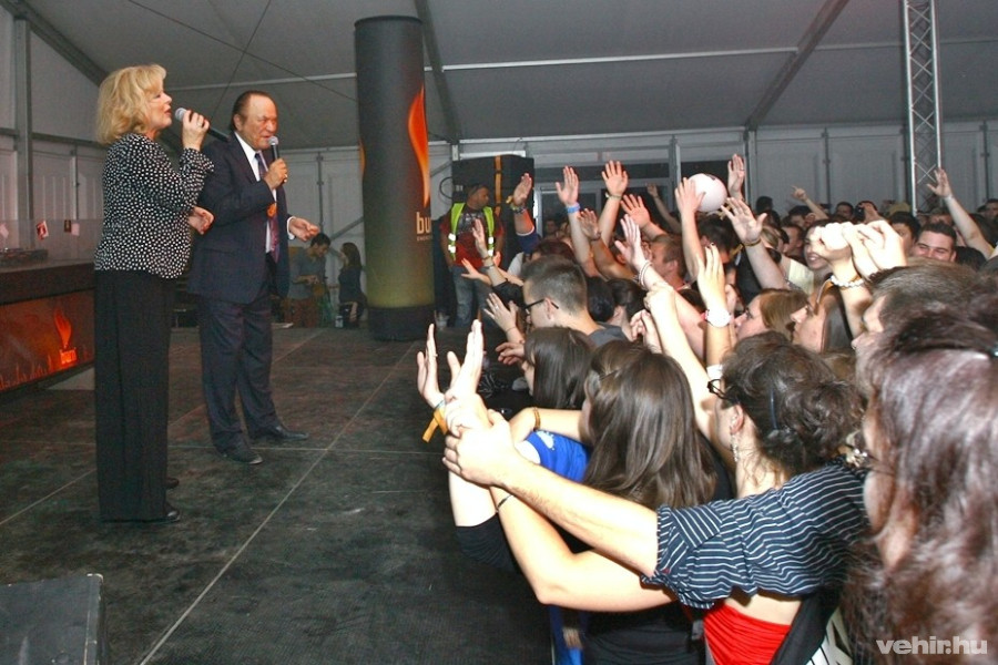 Hatalmas tömeg és őrjöngés fogadja őket fellépésükkor