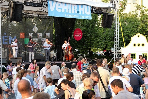 A Kolompos koncert végére már szinte mindenki mozgott az Óváros téren