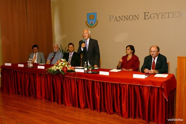 Dr. Závodszky Péter köszönti a jelenlévőket