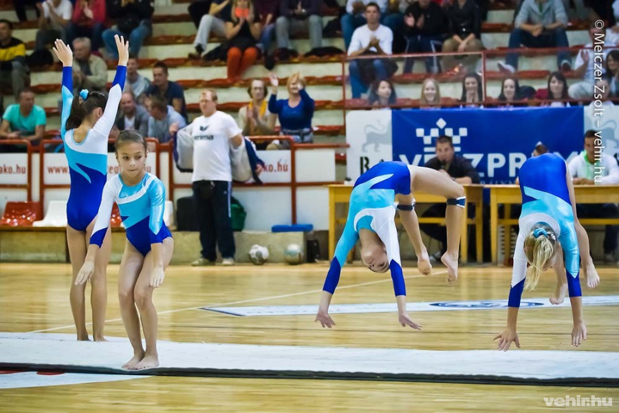 A szünetben a Veszprémi Torna Club fiatal növendékei adták elő káprázatos műsorukat