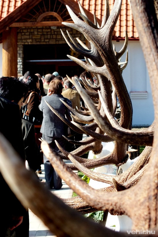 A trófeák mögött a Szent Imre kápolna