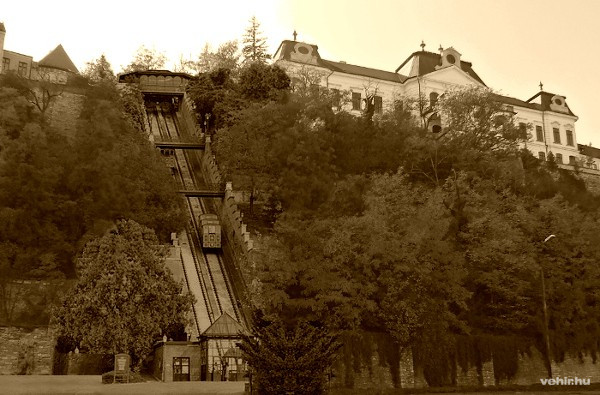 Azt ugyan nem tudjuk, pontosan hol és milyen panorámalift lesz a várnál, de mi a budavári siklót is el tudnánk képzelni
