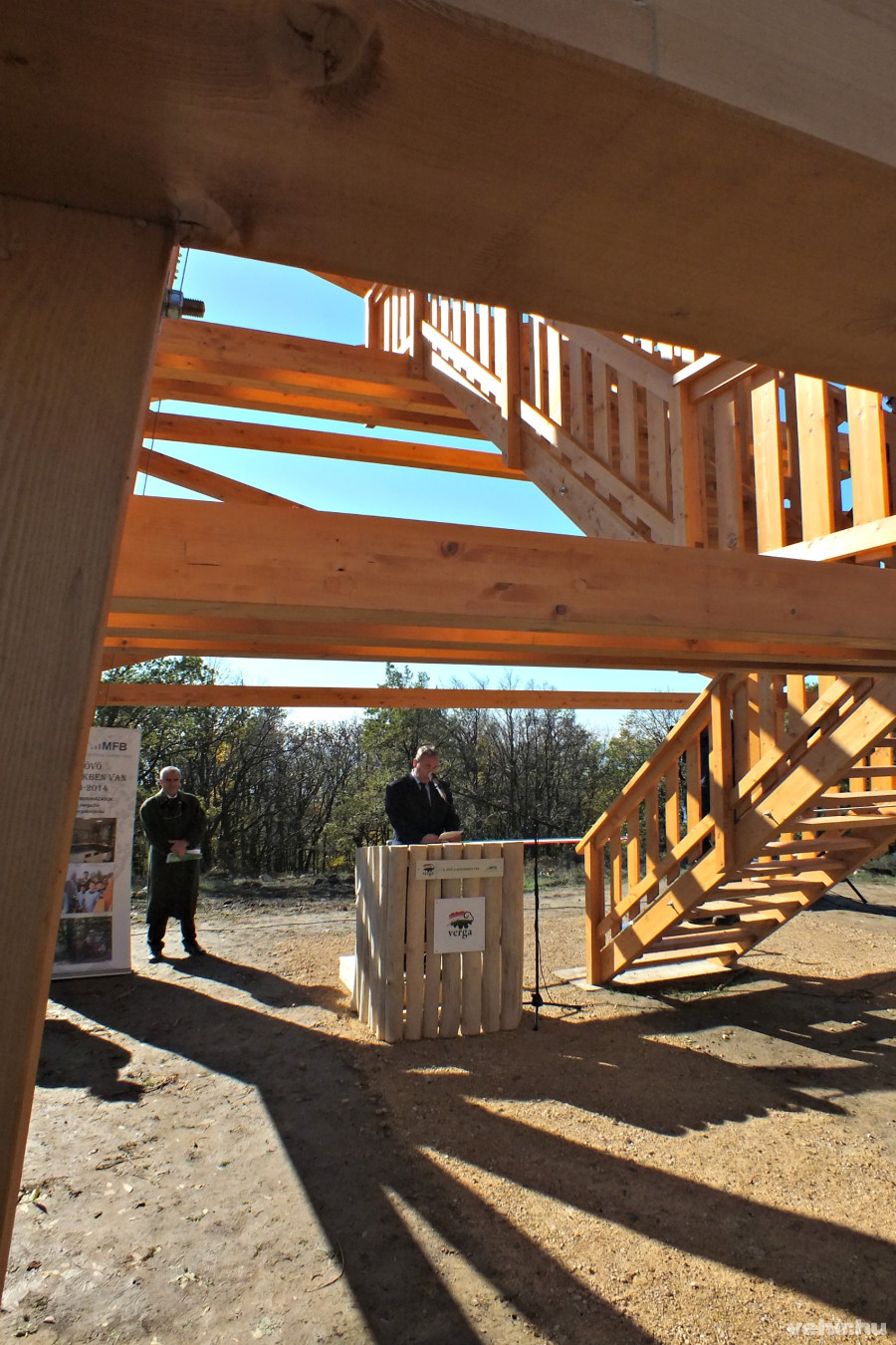 Kovács Zoltán a kilátó szerkezeténél