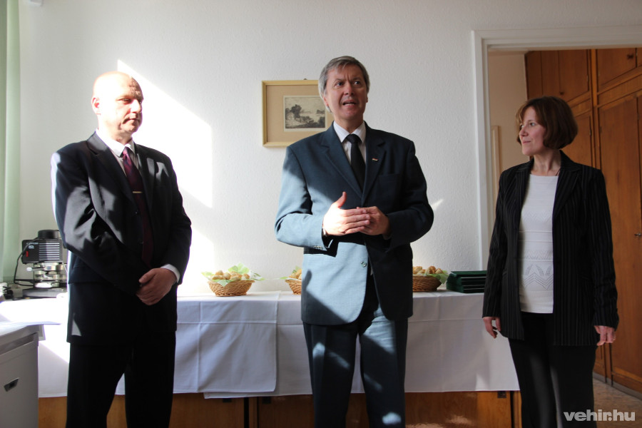 Németh Attila egyesületi alelnök, Némedi Lajos alpolgármester, Csehné Huszics Márta egyesületvezető