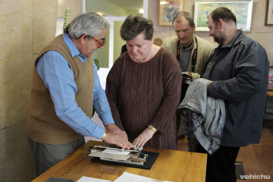 A rendezvényen a látássérülteknek gyártott segédeszközöket is ki lehetett próbálni