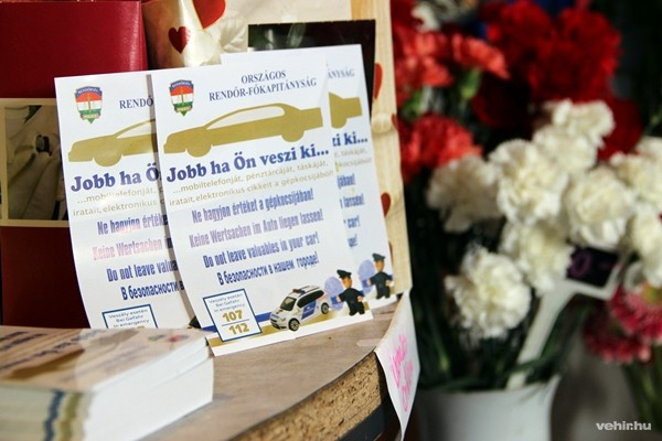 Fegyelmeztető szórólap egy virágüzletben