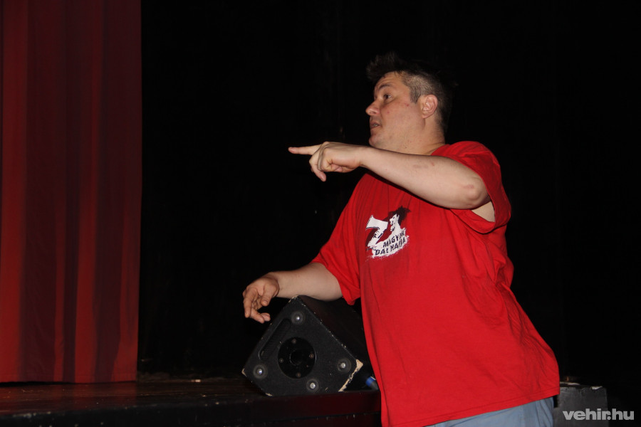 Tóth Loon instruál