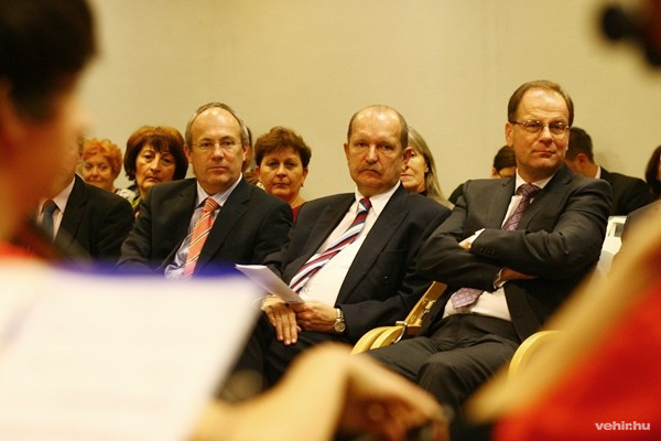 Dr. Szócska Miklós, dr. Rácz Jenő és dr. Navracsics Tibor hallgatja a Csermák Antal Zeneiskola diákjainak műsorát