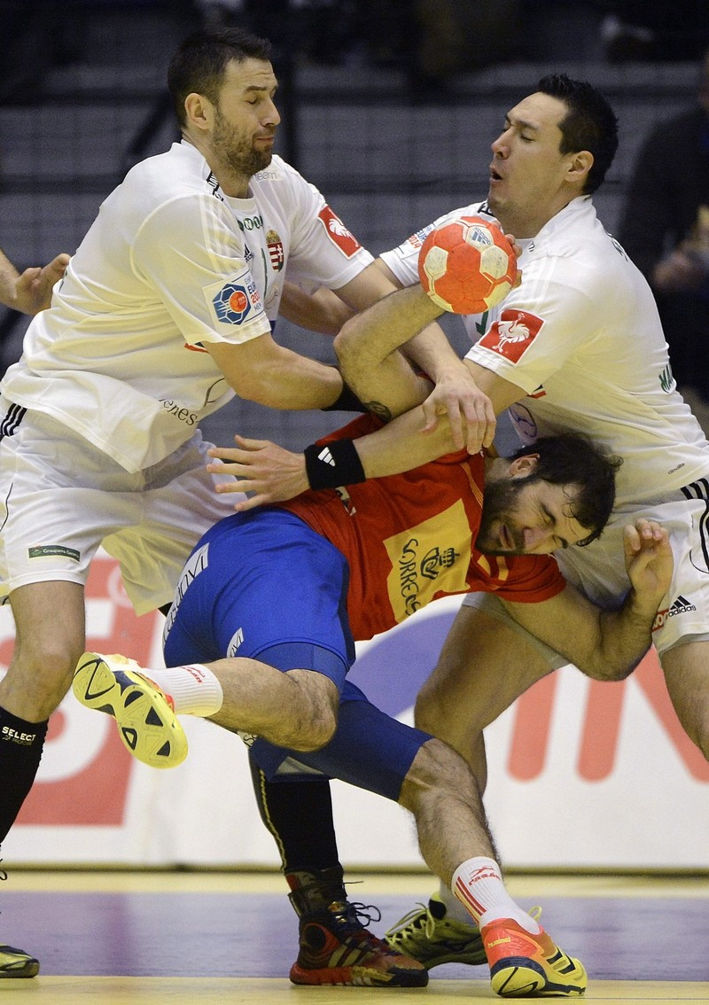 Schuch Timuzsin között a spanyol Joan Canellas a Dániában zajló férfi kézilabda Európa-bajnokság B csoportjában játszott Magyarország - Spanyolország mérkőzésen, az aalborgi Gigantiumban 2014. január 12-én. MTI Fotó: Kovács Tamás