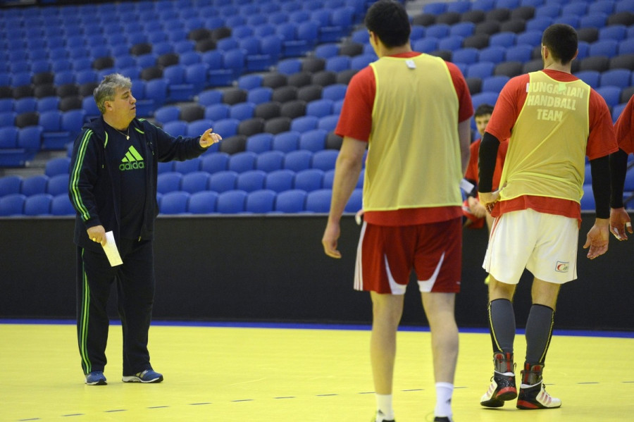 Mocsai Lajos, a magyar kézilabda-válogatott szövetségi kapitánya (b) a csapat edzésén a Dániában zajló férfi kézilabda Európa-bajnokság B csoportjának pihenőnapján az aalborgi Gigantium arénában 2014. január 15-én. A magyar csapat január 16-án este a norvég válogatott ellen játszik. MTI Fotó: Kovács Tamás