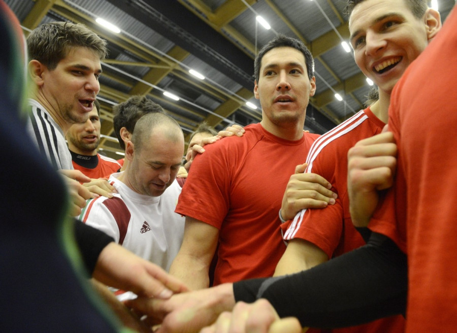 Putics Barna, Mocsai Tamás, Szikra-Mezey Csaba fizioterapeuta, Schuch Timuzsin, és Tatai Péter kapus (b-j) a magyar kézilabda-válogatott edzése után a Dániában zajló férfi kézilabda Európa-bajnokság B csoportjának pihenőnapján az aalborgi Gigantium arénában 2014. január 15-én. A magyar csapat január 16-án este a norvég válogatott ellen játszik. MTI Fotó: Kovács Tamás