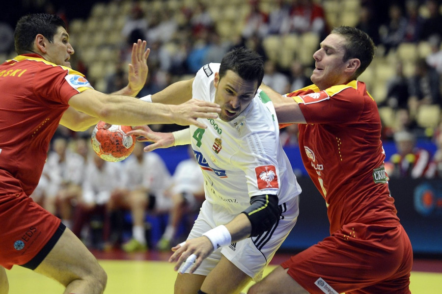 Szöllősi Szabolcs (k), valamint Acse Jonovszki (b) és Velko Markovszki a Dániában zajló férfi kézilabda Európa-bajnokság középdöntőjének első fordulójában játszott Macedónia - Magyarország mérkőzésen, a herningi Boxenben, 2014. január 18-án. MTI Fotó: Kovács Tamás