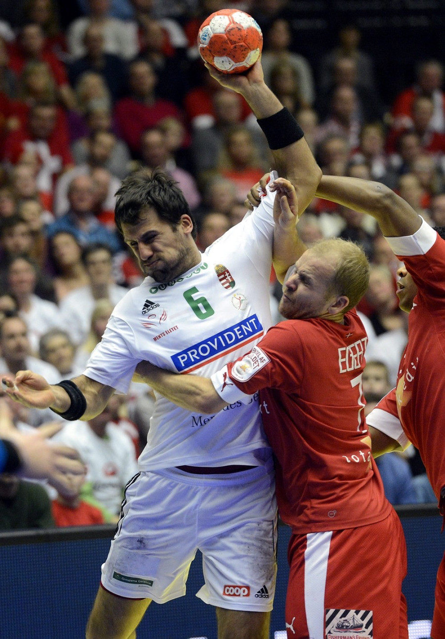 Mocsai Tamás (b), valamint a dán Anders Eggert Magnussen (j2) és Menash Mads Larsen (j) a Dániában zajló férfi kézilabda Európa-bajnokság középdöntőjének második fordulójában játszott Dánia-Magyarország mérkőzésen, a herningi Boxen arénában 2014. január 20-án. MTI Fotó: Kovács Tamás