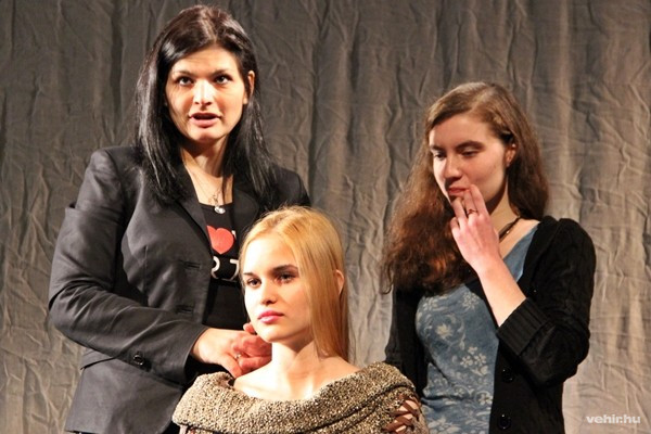 Kéri Kitty instruálja a Lóczy Lajos Gimnázium tanulóit