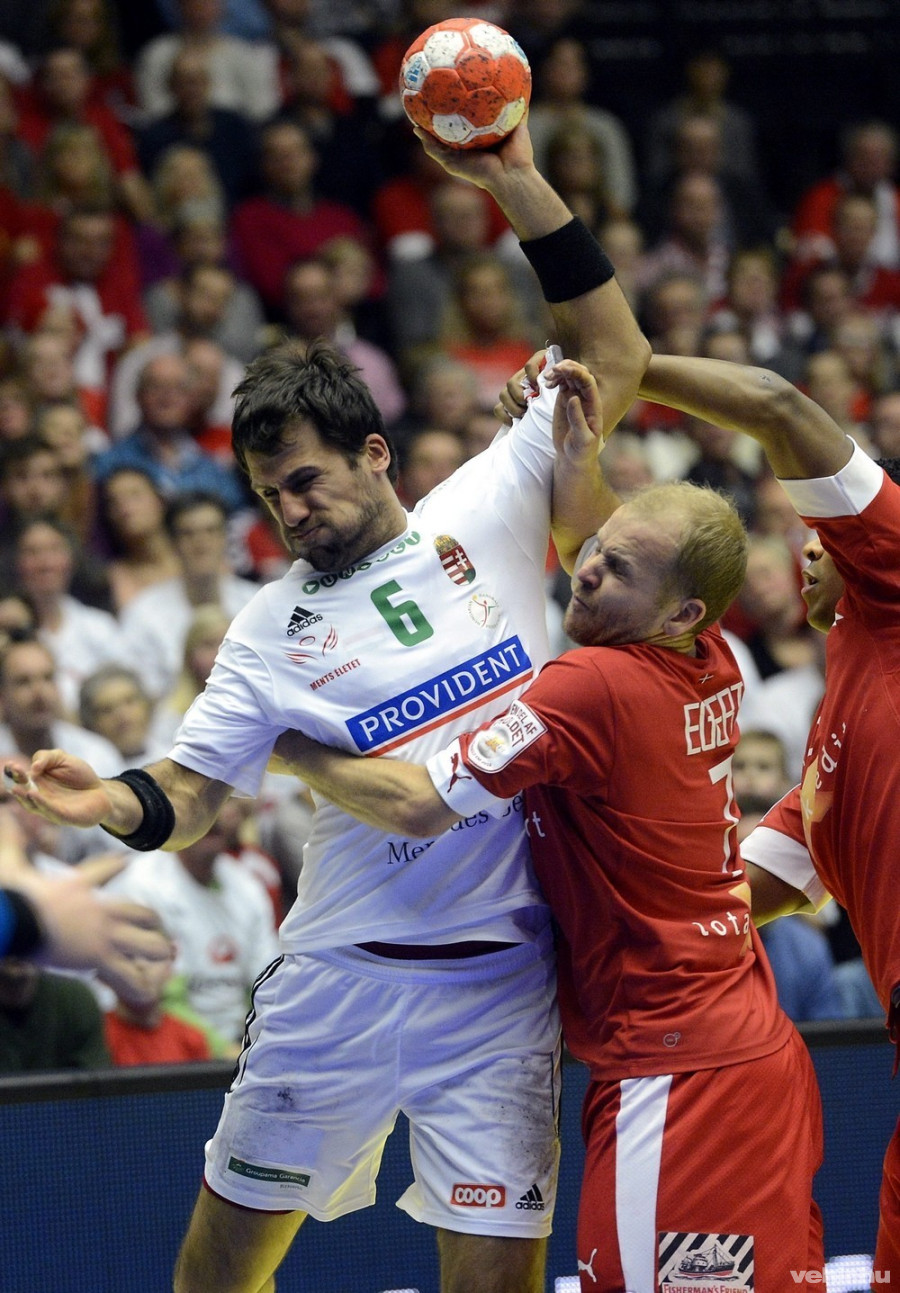 Mocsai Tamás (b), valamint a dán Anders Eggert Magnussen (j2) és Menash Mads Larsen (j) a Dániában zajló férfi kézilabda Európa-bajnokság középdöntőjének második fordulójában játszott Dánia-Magyarország mérkőzésen, a herningi Boxen arénában 2014. január 20-án. MTI Fotó: Kovács Tamás 
