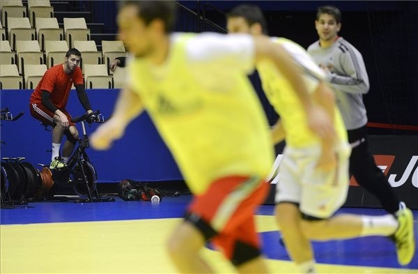 A dánok ellen térdsérülést szenvedett Ancsin Gábor (b) a férfi kézilabda Európa-bajnokságon résztvevő magyar válogatott edzésén Dániában, a herningi Boxenben arénában 2014. január 21-én. A magyar csapat január 22-én Ausztria ellen lép pályára. MTI Fotó: Kovács Tamás