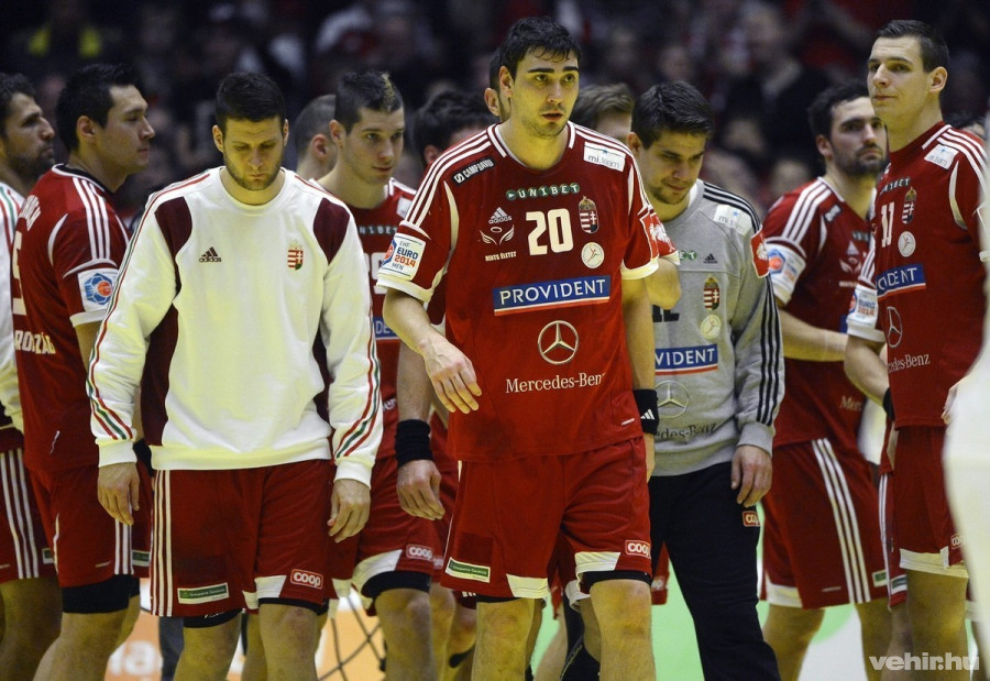 Mocsai Tamás, Schuch Timuzsin, Szalafai Gábor, Zdolik Bence, Gulyás Péter, Tatai Péter, Nagy Kornél és Putics Barna (b-j), a magyar válogatott tagjai elhagyják a pályát a Dániában zajló férfi kézilabda Európa-bajnokság középdöntőjének harmadik fordulójában játszott Ausztria - Magyarország mérkőzés végén, a herningi Boxen arénában 2014. január 22-én. MTI Fotó: Kovács Tamás.