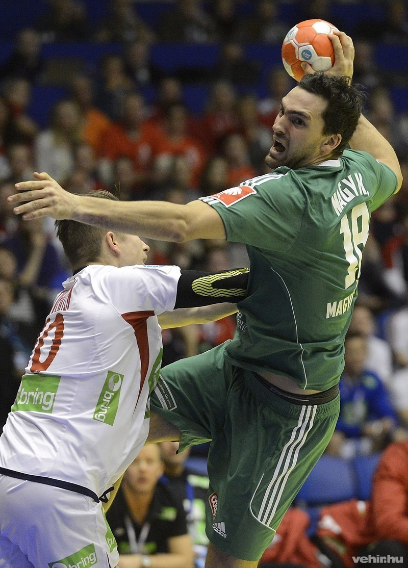 Nagy Kornél dob kapura a norvég Havard Tvedten mellett a Dániában zajló férfi kézilabda Európa-bajnokság B csoportjában játszott Magyarország - Norvégia mérkőzésen, az aalborgi Gigantiumban 2014. január 16-án. MTI Fotó: Kovács Tamás