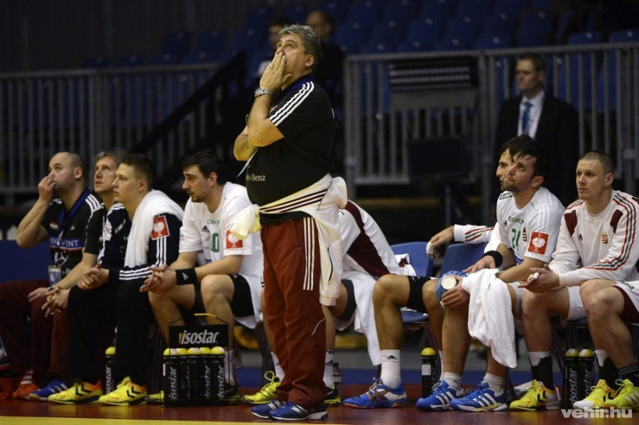 Mocsai Lajos szövetségi kapitány (k) a Dániában zajló férfi kézilabda Európa-bajnokság B csoportjában játszott Spanyolország - Magyarország mérkőzésen, az aalborgi Gigantiumban 2014. január 12-én. A magyar válogatott 34-27-re kikapott az esélyesebb, világbajnoki címvédő spanyol csapattól. MTI Fotó: Kovács Tamás