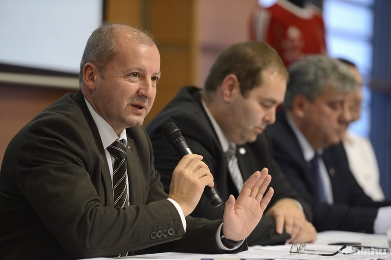 Simicskó István, az Emberi Erőforrások Minisztériumának sportért és ifjúságért felelős államtitkára (b) a magyar férfi kézilabda-válogatott sajtótájékoztatóján a fővárosi Sportok Házában 2013. január 9-én. Jobbról Vetési István, a Magyar Kézilabda Szövetség elnöke (b2), Mocsai Lajos szövetségi kapitány (b3) és Ilyés Ferenc csapatkapitány (j). MTI Fotó: Kovács Tamás 