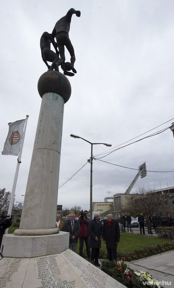 Buzánszky Jenő, a legendás Aranycsapat hátvédje, a nemzet sportolója, válogatott labdarúgó (j), Várhidi Pál, Aranycsapat tartalék játékosa  (j3), Göröcs János (j2), és Rudas Ferenc (j4) válogatott labdarúgók az Aranycsapat hatvan éve, az angol válogatott ellen Londonban játszott, 6-3-as győzelmet hozó mérkőzésének évfordulója alkalmából rendezett ünnepségen Budapesten, a magyar labdarúgás emlékművénél 2013. november 25-én. MTI Fotó: Illyés Tibor