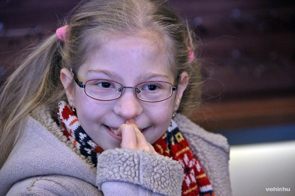 Kingának nem ez az első szemüvege, azonban a tanuláshoz elengedhetetlen volt a nagyobb dioptria.