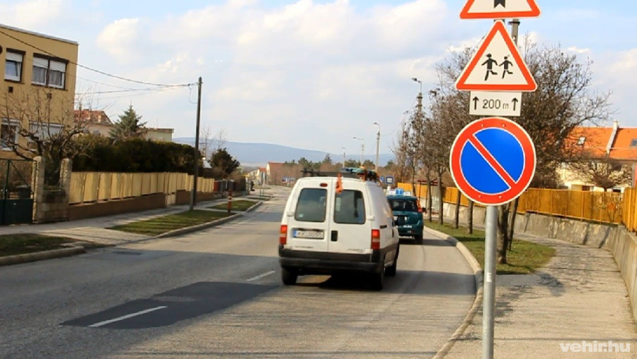 A tábla mellett már 30 km/h-s sebességgel kell haladni, a kiegészítő szerint 200 méteren keresztül