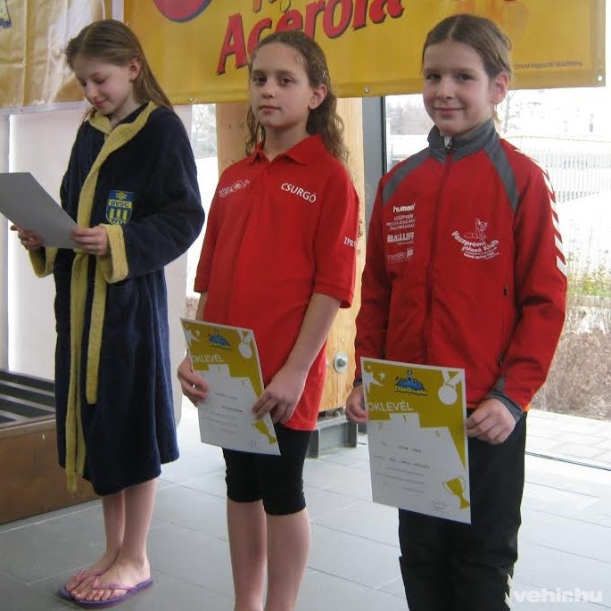 Veisz Dóra a kép jobb oldalán