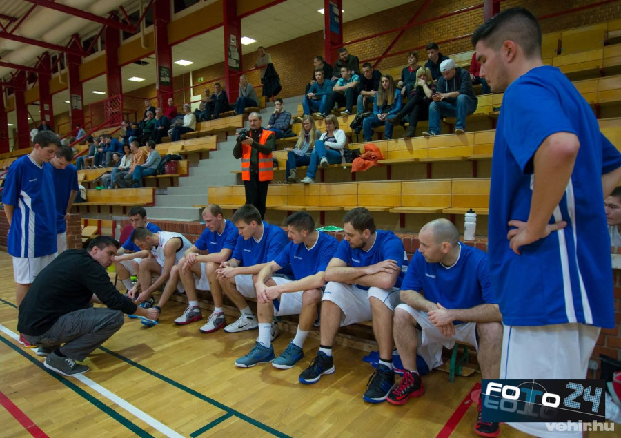 Petőfi Áron (guggol) a hetedik helyre vezette az alapszakaszban a VESC gárdáját