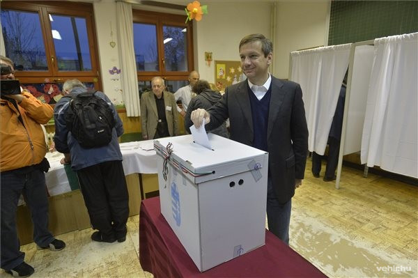 Az urnánál: Bajnai Gordon (mti)