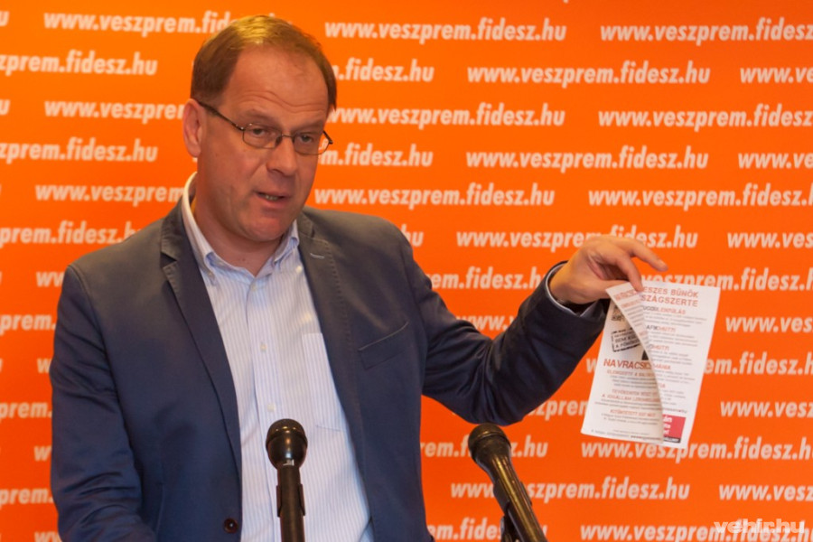 Dr. Navracsics Tibor mutatja Pál Béla szórólapját