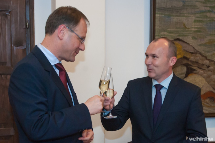 Porga Gyula (j) gratulál dr. Navracsics Tibornak