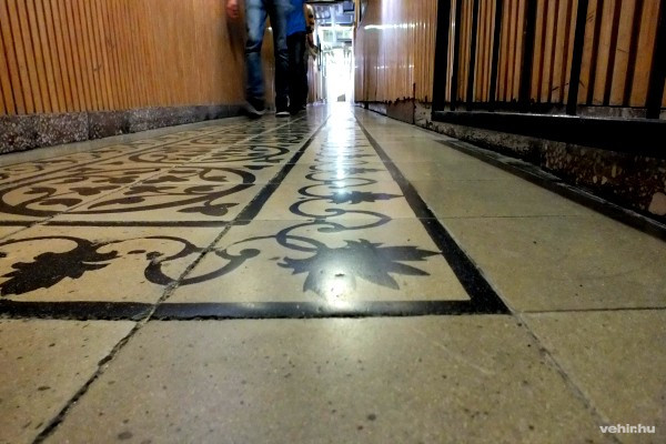 A keskeny folyosó egy szakaszán a mai napig az eredeti, 1880-as járólapot láthatjuk