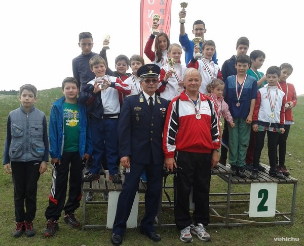 A VHS dobogósai, előttük (balra, egyenruhában) Kaptur József a verseny elnöke és Vass Tibor tiszteletbeli VHS elnök, a rendezvény védnöke - Fotó: Németh Zsoltné